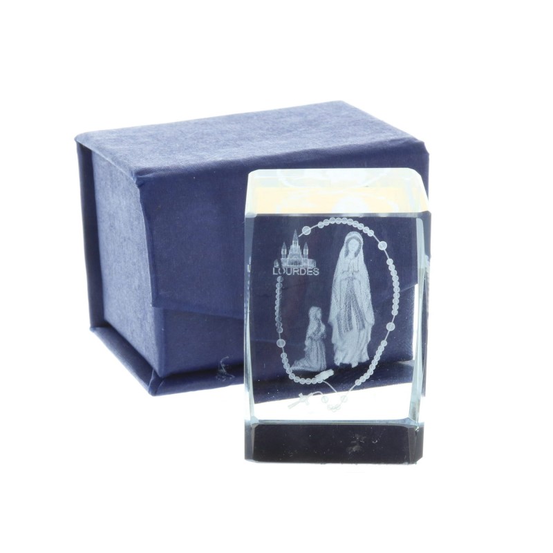 Cubo di vetro inciso laser 3D riflessi colorati, Apparizione di Lourdes e rosario 4,5 cm