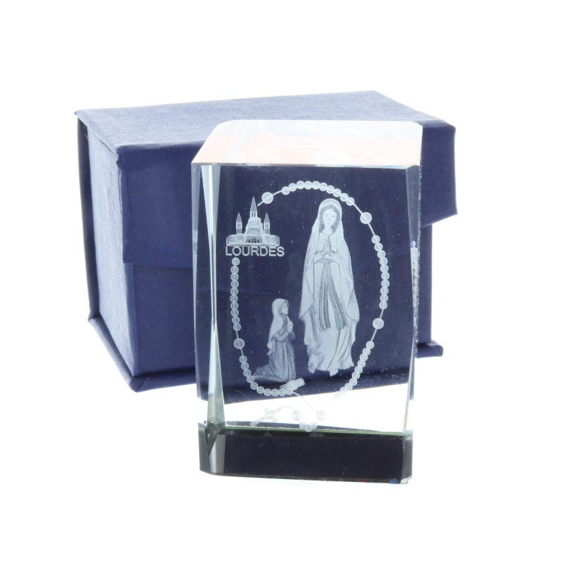 Cubo di vetro inciso laser 3D riflessi colorati, Apparizione di Lourdes e rosario 6 cm
