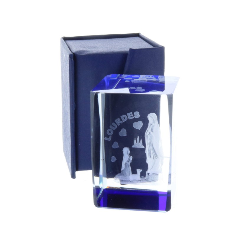 Cubo di vetro inciso laser 3D riflessi azzurri Apparizione di Lourdes e cuori 6 cm