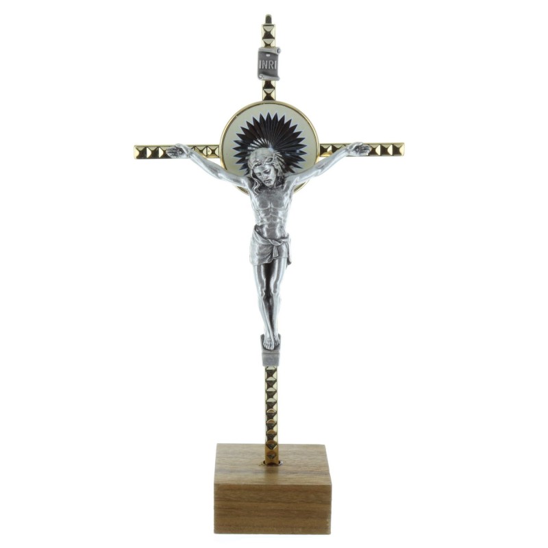 Crucifix métal doré sur un socle en bois et Christ argenté 18 cm