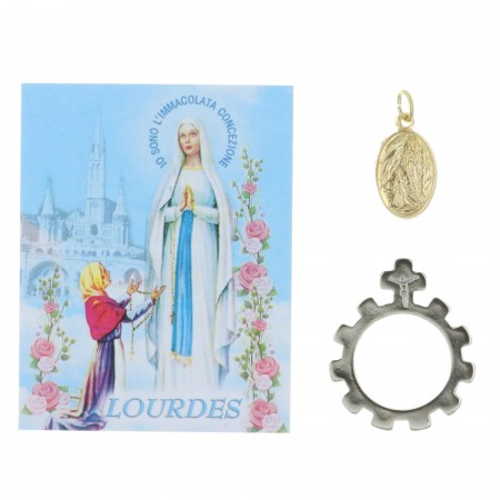 Image de Lourdes avec des prières multilingues, une médaille de Lourdes et un dizainier