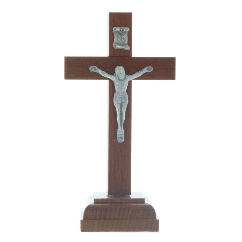 Crucifix en bois clair avec socle