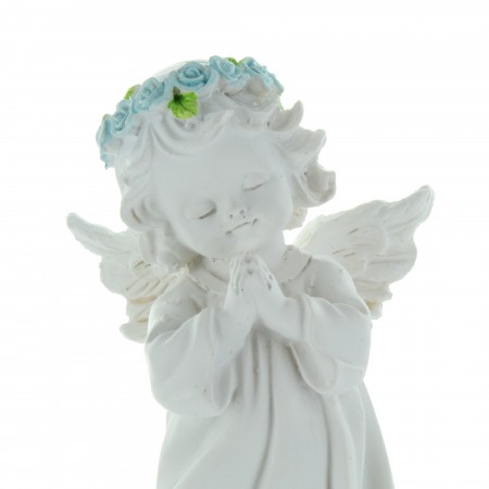 statua di angelo in piedi in preghiera