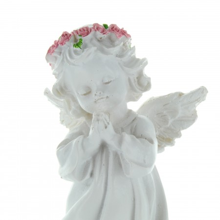 statua di angelo in piedi in preghiera