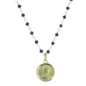 Medaglia della Madonna placcata oro su una collana con perle colorate