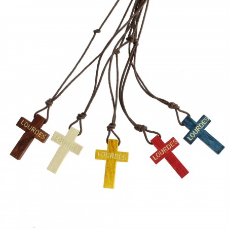 Assortiment de 5 colliers avec une croix de Lourdes en bois coloré