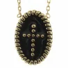 Collana placcata in oro con una medaglia a forma di croce smaltata