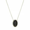 Collana placcata in oro con una medaglia a forma di croce smaltata