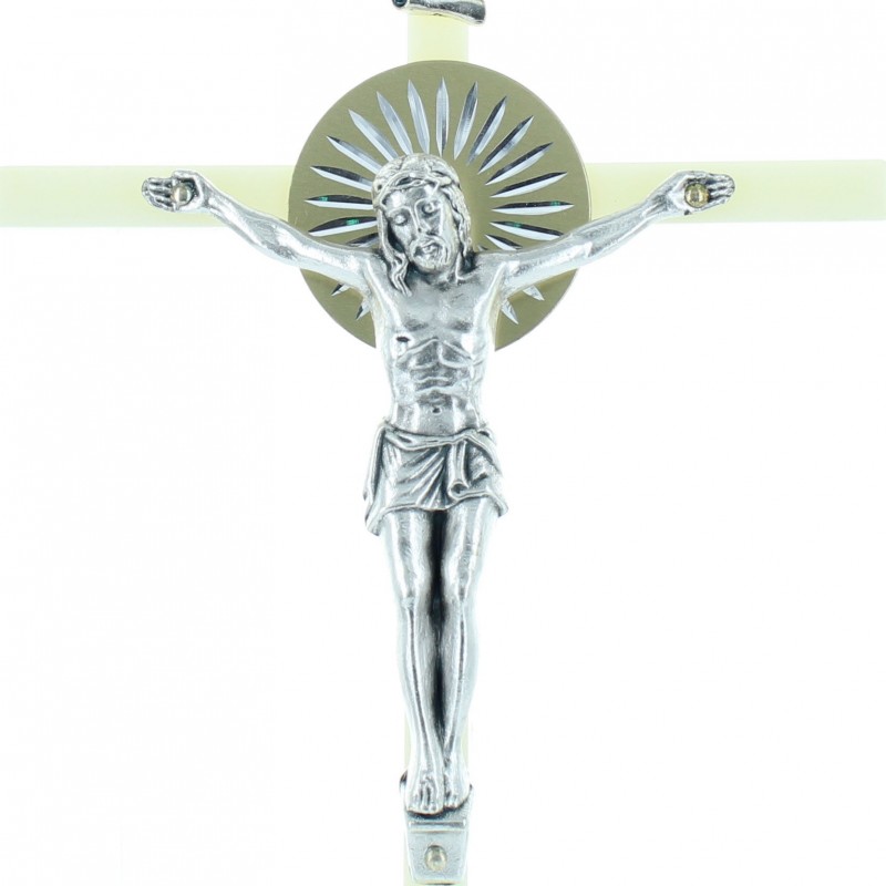 Crucifix en résine avec un Christ argenté 21cm