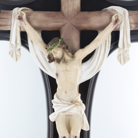 Croix en bois avec un crucifix en résine colorée 50cm