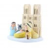 Culla di Natale con la cattedrale di Notre Dame de Paris in ceramica