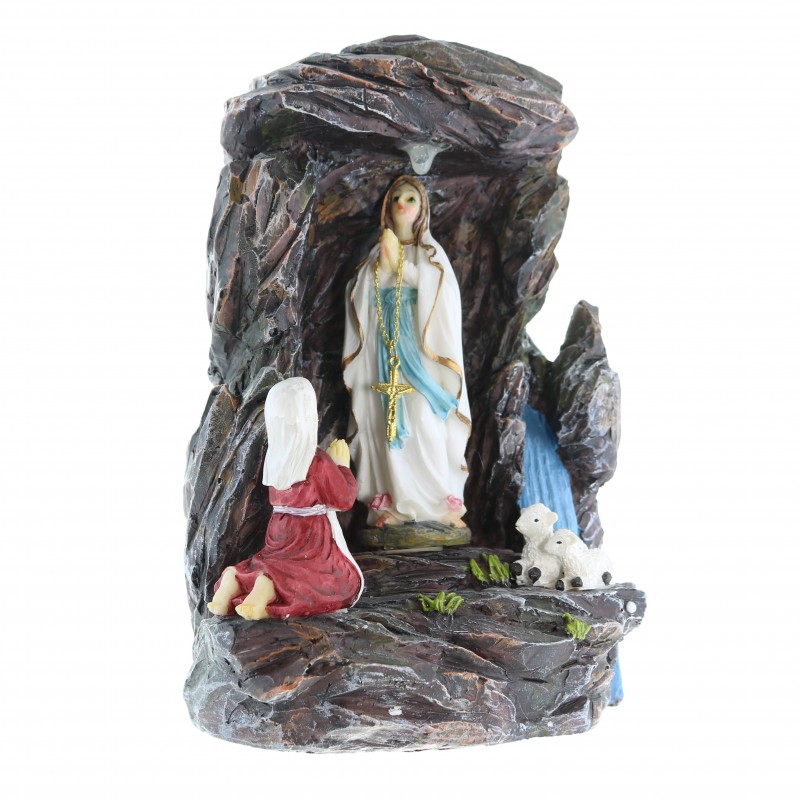 Statua dell'Apparizione di Lourdes nella grotta con luce