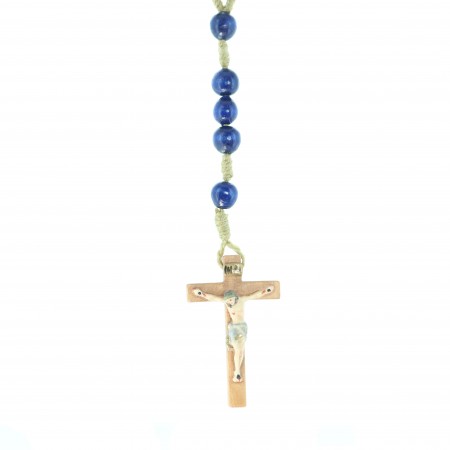 Rosario in legno di diversi colori, croce di Cristo scolpita in rilievo