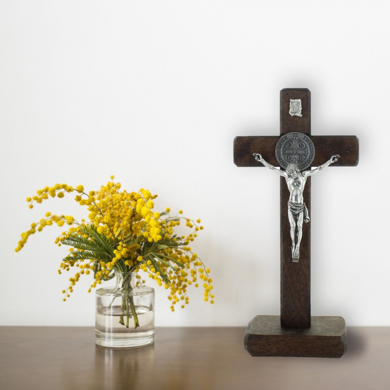 Crucifix St Benoit en bois sur pied 21cm