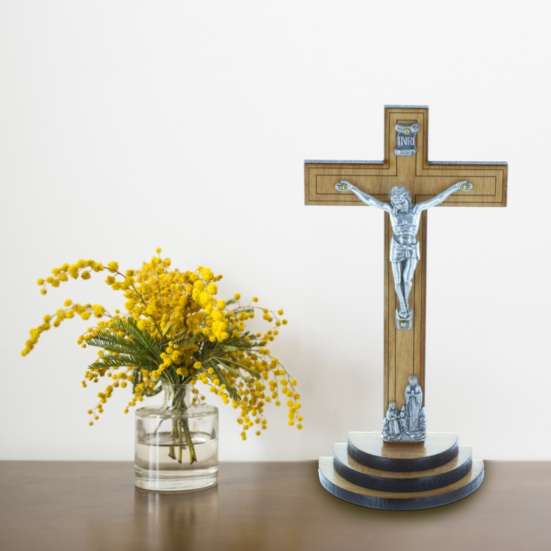 Crucifix bois foncé sur un socle bois et Christ argenté 13,5 cm