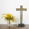 Crocifisso legno scuro su una base legno e Cristo argentato 13,5 cm