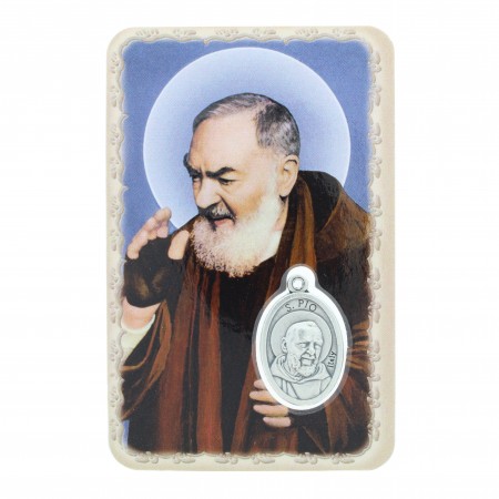 Santino di Padre Pio con una medaglia