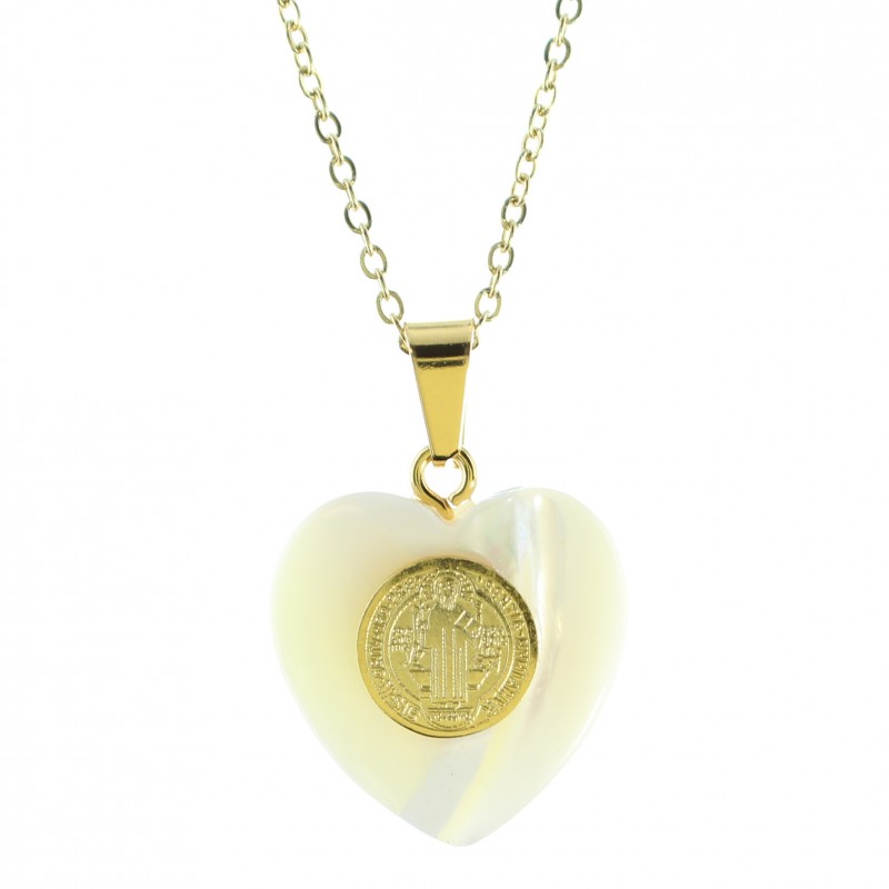 Parure avec pendentif coeur nacré et médaille de Saint Benoît dorée 20mm