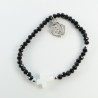 Bracelet de perles en verre avec une croix blanche et une médaille