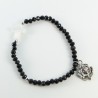 Bracelet de perles en verre avec une croix blanche et une médaille