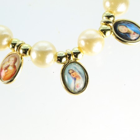 Bracelet en perles nacrées avec 12 médailles