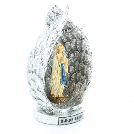 Nostra Signora di Lourdes circondata da ali d'argento in resina glitterata 12cm