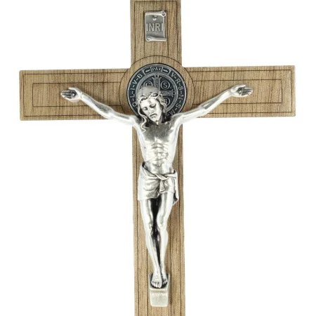 Crucifix de Saint Benoît en bois sur pied de 22cm