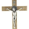 Crucifix de Saint Benoît en bois sur pied de 22cm