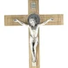 Crucifix de Saint Benoît en bois sur pied de 22cm