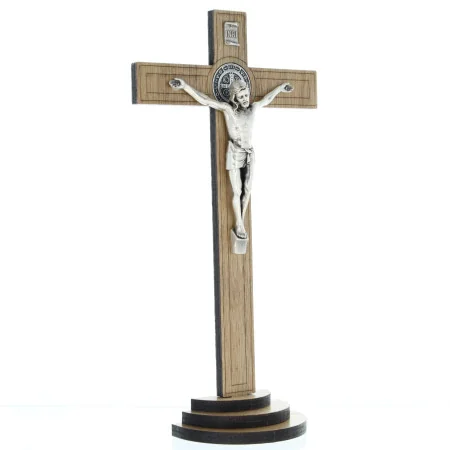 Crucifix de Saint Benoît en bois sur pied de 22cm