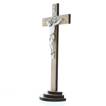 Crucifix de Saint Benoît en bois sur pied de 22cm