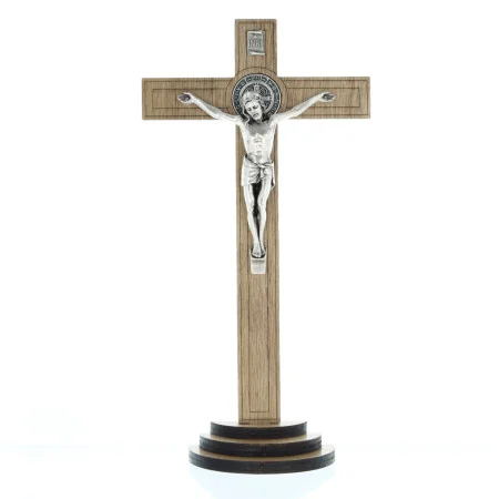Crucifix de Saint Benoît en bois sur pied de 22cm