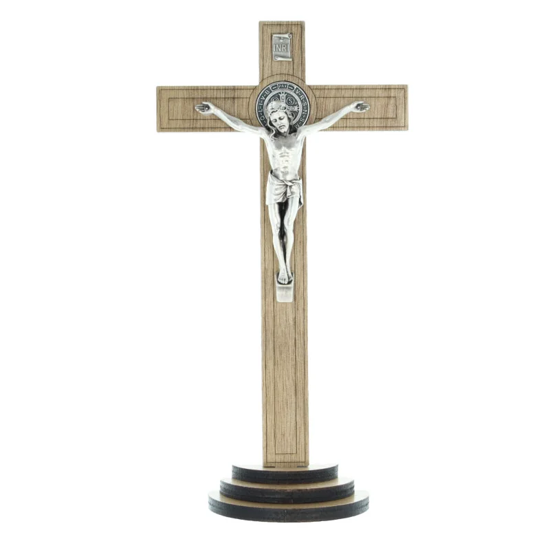 Crucifix de Saint Benoît en bois sur pied de 22cm