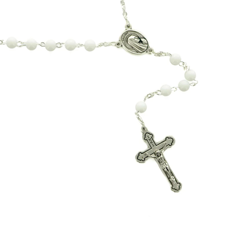Chapelet de Lourdes en verre blanc avec croix trilobée