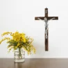 Crucifix en bois verni avec Christ argenté 25 cm