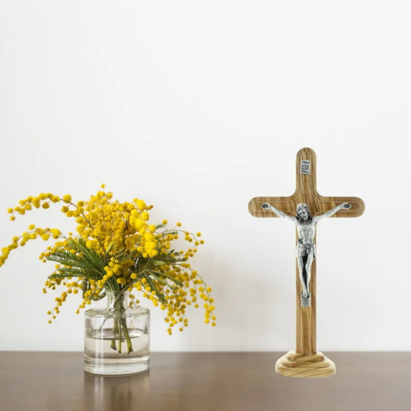 Crocifisso con base di legno d'ulivo 21cm