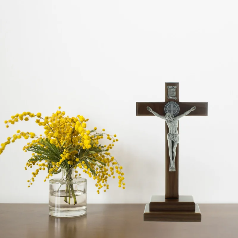 Crucifix de Saint Benoît en bois sur socle 30cm
