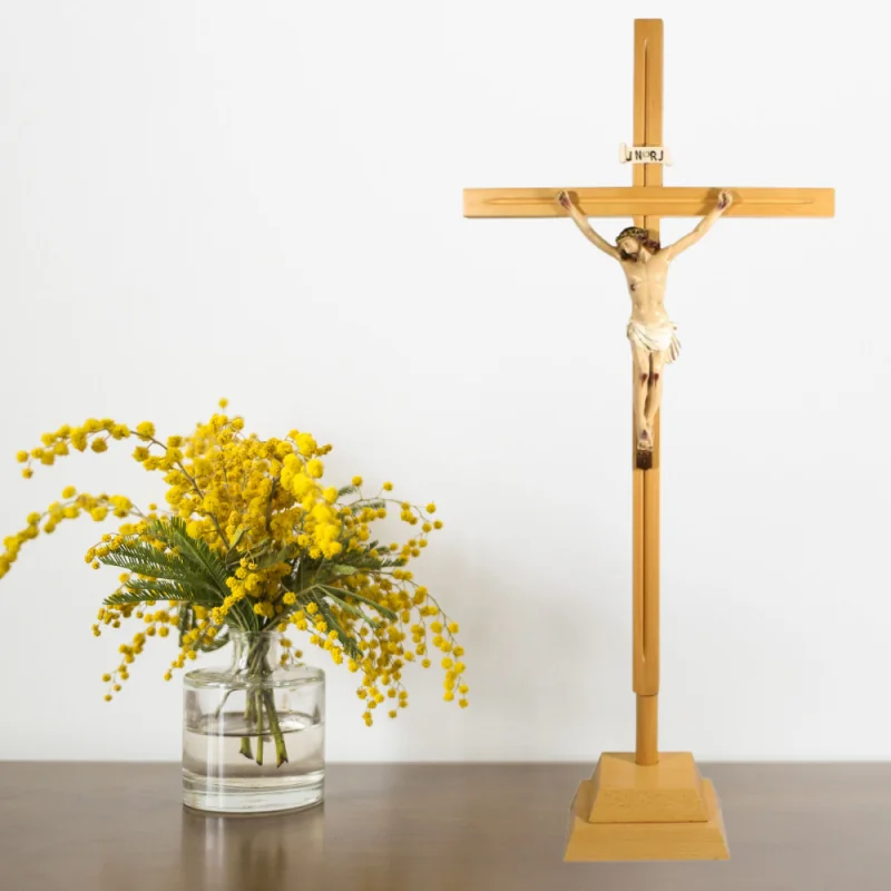 Crocifisso in legno con base e Cristo in resina 83cm