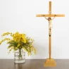 Crucifix sur pied en bois avec Christ en résine 83cm