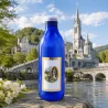 1 litro di Acqua di Lourdes in una bottiglia di plastica blu con l'Apparizione di Lourdes