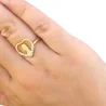 Anello traforato placcato oro con la Vergine Maria di profilo e strass