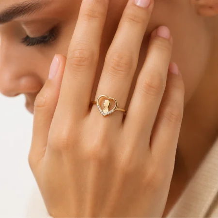 Anello traforato placcato oro con la Vergine Maria di profilo e strass