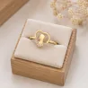 Anello traforato placcato oro con la Vergine Maria di profilo e strass