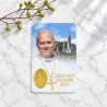 Cartolina di preghiera del Papa Leone XIV a Lourdes 2026 con medaglia