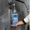 Gourde en verre remplie d'Eau de Lourdes