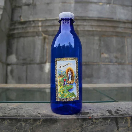 1 litro di Acqua di Lourdes in una bottiglia di plastica blu con l'Apparizione di Lourdes