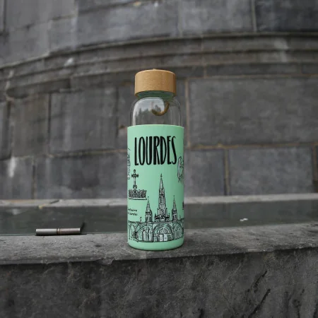 Gourde en verre remplie d'Eau de Lourdes