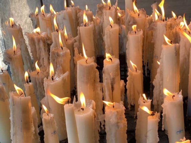 Les Cierges de Lourdes : Symboles de Foi et d'Espérance