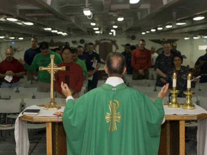 La processione eucaristica a Lourdes - Un momento di luce e amore