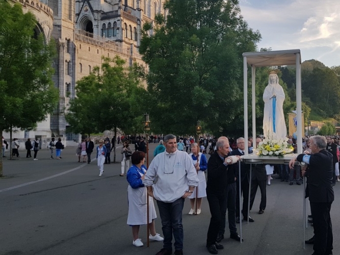 Procession aux Flambeaux à Lourdes : Un Moment de Prière et de Lumière